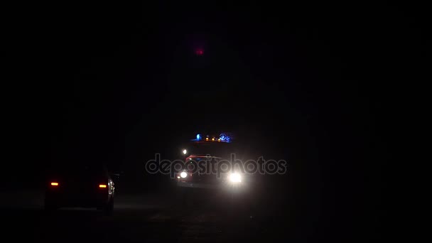 Camion de secours de voiture clignotant lumières bleues la nuit, camion de pompiers sur la route avec lumières allumées et sirène . — Video