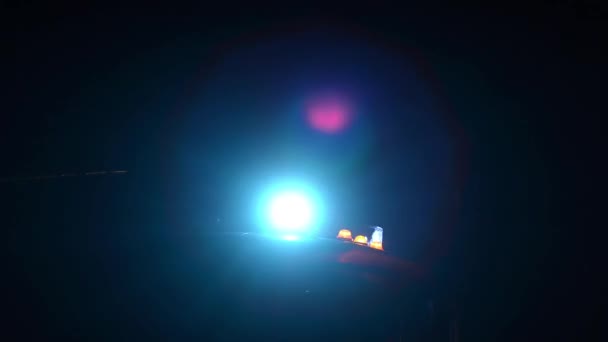 Auto záchranáři náklaďák blikající modré světlo v noci.