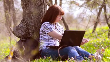 Kız çiçek resimleri alarak telefon ile bilgisayar online resimler göndermek