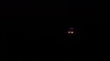 Araba kurtarma ekipleri yanıp sönen Mavi ışıklar gece kamyon, kamyon sürmek ışıkları ve siren ile yol boyunca ateş.