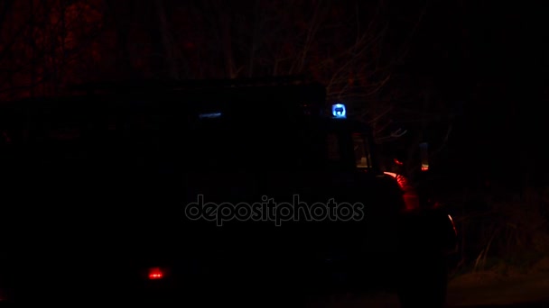 Bil räddningsarbetare truck blinkande blåljus på natten, brandbil på väg med lampor på och siren. — Stockvideo