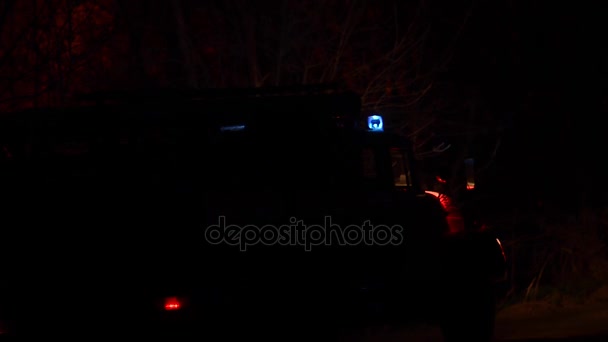 Coches rescatadores camión intermitente luces azules en la noche, camión de bomberos en la carretera con luces encendidas y sirena . — Vídeos de Stock