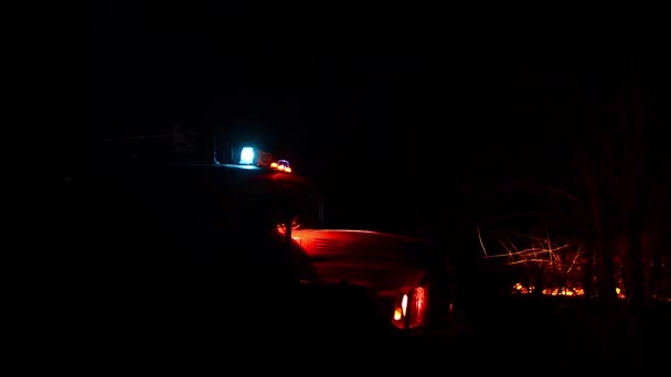 Bil räddningsarbetare lastbil blinkande blåljus på natten. — Stockvideo