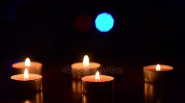 Tablo arka planı renkli bokeh arka planda parlayan odanın karanlık, Festival dekorasyonda mum.