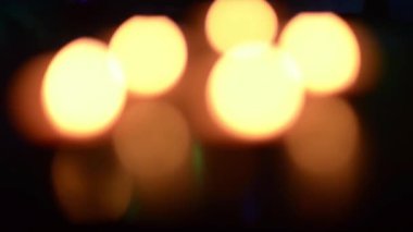 yuvarlak sarı ışıklar karanlık bir arka plan üzerinde bokeh gece şehir flash.