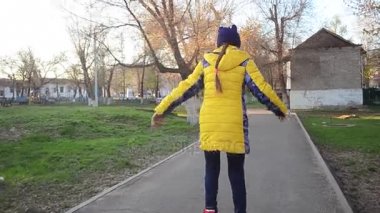 genç kız paten parkta baharda öğrenir