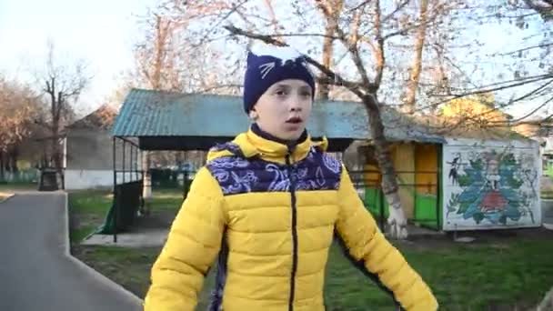 Teen girl pattini a rotelle nel parco lungo il sentiero asfaltato — Video Stock