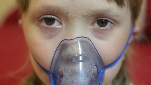 Niño triste en el hospital máscara respiratoria para inhalación, niña en el hospital se trata por inhalación . — Vídeos de Stock