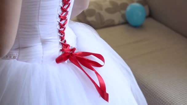 Ragazza in bianco bel vestito, bel fiocco rosso sul vestito da damigella d'onore — Video Stock