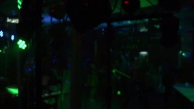 insanlar renkli ışık, ışık-gece kulübü müzikte dans
