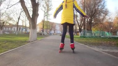 genç kız paten parkta baharda öğrenir