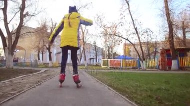 genç kız paten parkta baharda öğrenir