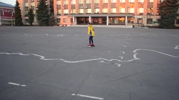 Mooi meisje leert schaatsen op rolschaatsen in stad Park in het voorjaar — Stockvideo