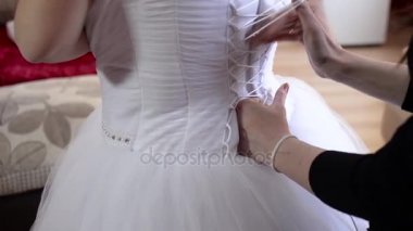 Gelinlik, beyaz güzel elbiseli kız bağcıklarımı bağla