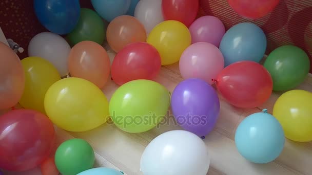 Globos de colores en la habitación en el suelo — Vídeos de Stock