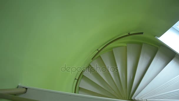 bel escalier en colimaçon dans la maison aux murs verts 