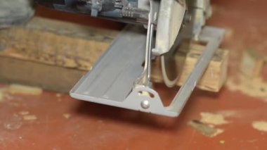 ahşap kesme kurulu elektrik ile yakın çekim, ev onarım gördüm