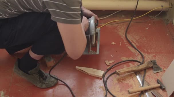 Tischler sägt Brett mit Kreissäge, Reparatur zu Hause — Stockvideo