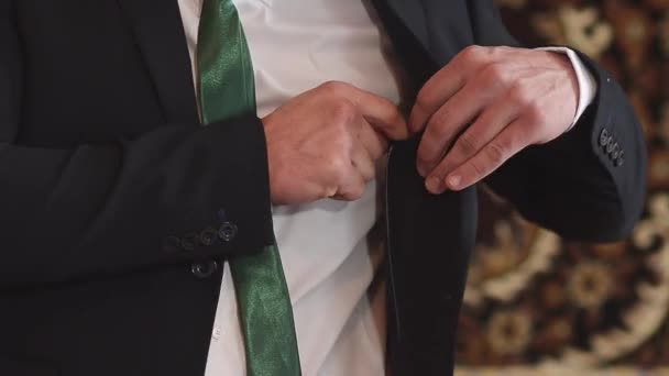 Mann in weißem Hemd und grüner Krawatte, Knöpftasche des Anzugs, Nahaufnahme — Stockvideo
