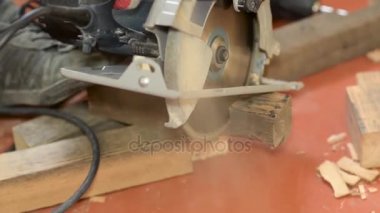 ahşap kesme kurulu elektrik ile yakın çekim, ev onarım gördüm