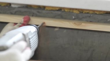 Elektrikli matkap matkaplar duvar ve ağaç, yakın çekim, evde tamir