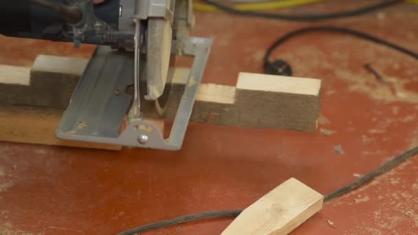 Worker sawing a circular saw wooden detail closeup, office maintenance. — Stock Video