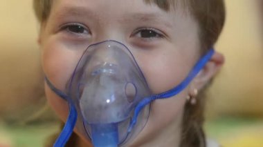 maskesi zehirlenmesi, kız hastanede için gülümseyen hasta küçük kız inhalasyon tarafından tedavi edilir.