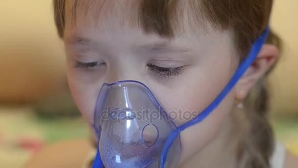 Niña enferma en máscara para inhalación, niña en el hospital se trata por inhalación . — Vídeos de Stock