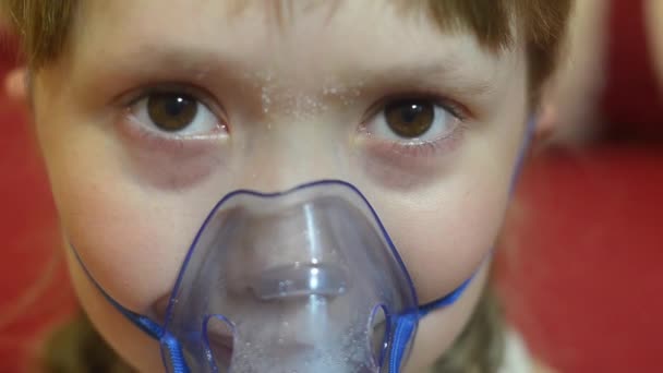 Niña enferma sonriendo en máscara para inhalación, niña en el hospital es tratada por inhalación . — Vídeos de Stock