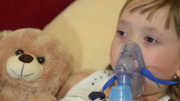 女孩被治疗吸入，孩子抱着他心爱的玩具. — 图库视频影像
