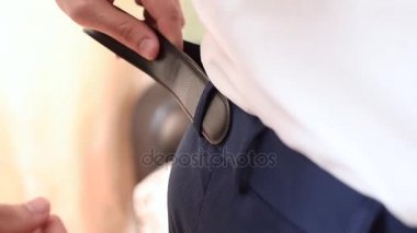 Beyaz tişörtlü adam kemer pantolon, sabah işe yarayacak işadamı koyar