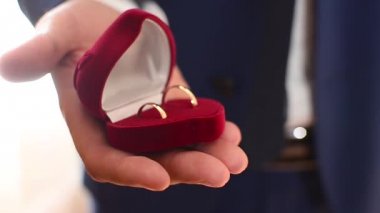 damat onun altın alyans, el kutusunda tutar hediye kız altın yüzük için yakın çekim