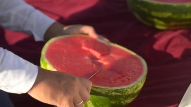 adam bir bıçak karpuz ile kırmızı keser