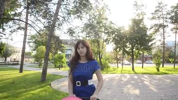Bella giovane madre che cammina con passeggino, vacanza in famiglia in un giorno libero nel parco in estate — Video Stock