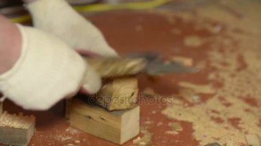 marangoz balta ile inşaat, marangoz ahşap parçaları cleaves