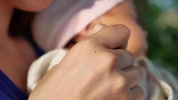 Madre besa la manija del niño, madre descansando con el bebé en Park — Vídeos de Stock