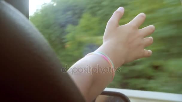 Meisje gaat auto met uitgestrekte hand. Slow motion. — Stockvideo