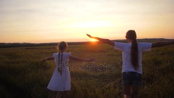 Gli adolescenti di bambini corrono lungo strada in sera a tramonto di sole rosso. Rallentatore . — Video Stock