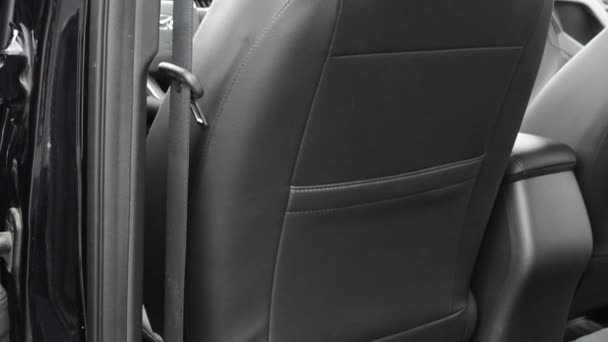Design läder stol i bil. — Stockvideo