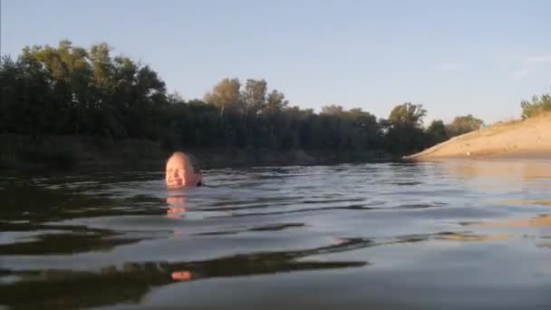 Adolescente ragazza impara a nuotare in acqua. Rallentatore — Video Stock