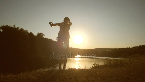 Άλμα κορίτσι στο ποτάμι με γκρεμό, φόντο της παρακμής, αργή κίνηση — Αρχείο Βίντεο