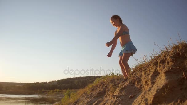 Sprong van tienermeisje op strand, slow-motion schieten — Stockvideo