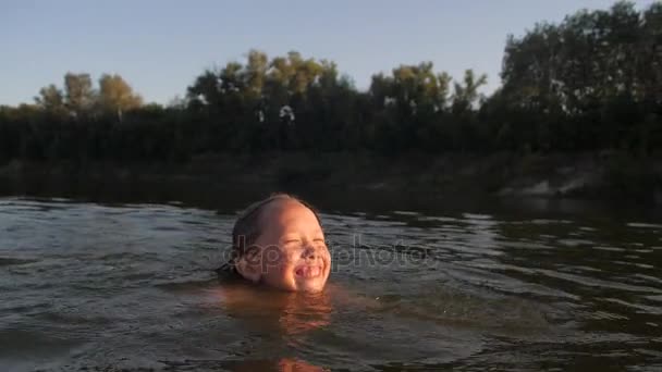 Adolescente ragazza impara a nuotare in acqua. Rallentatore — Video Stock