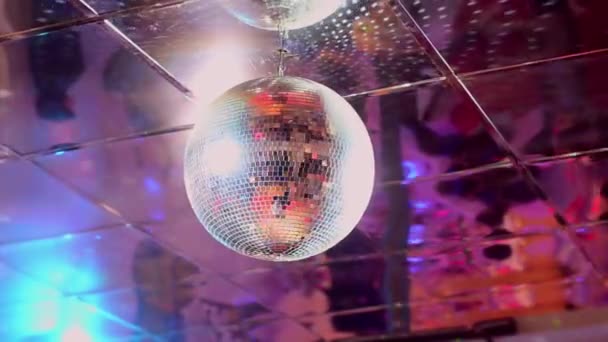 Espelho bola em uma festa — Vídeo de Stock