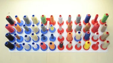 Dikiş Atölyesi renkli ipler