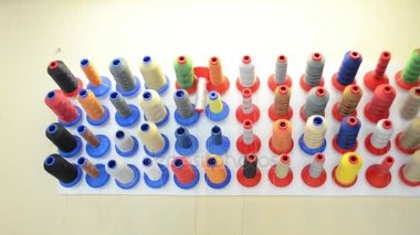 Dikiş Atölyesi renkli ipler