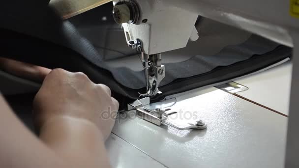 Cucitrice cuce sulla macchina da cucire, lavoro in laboratorio di cucito — Video Stock