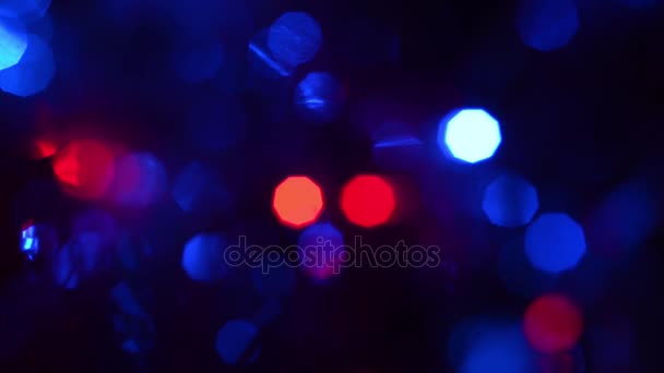 Hermoso bokeh azul rojo verde luz en la oscuridad — Vídeos de Stock