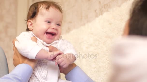 Маленький ребенок смеется над руками папы, папа играет с ребенком, закрывается — стоковое видео