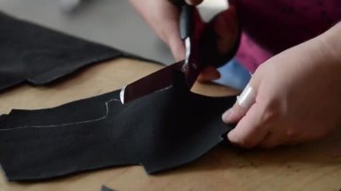 Terzi makas ile model siyah deri keser.